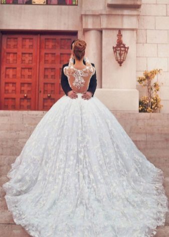 Robe de mariée avec un très long train