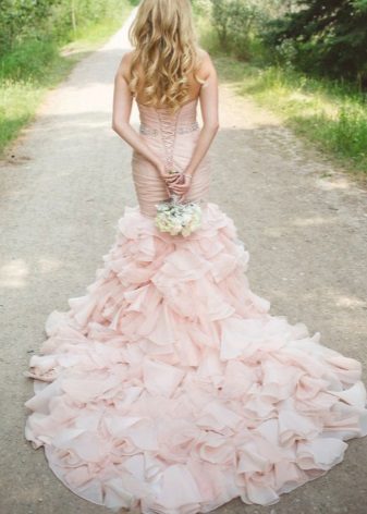 Robe rose avec un très long train