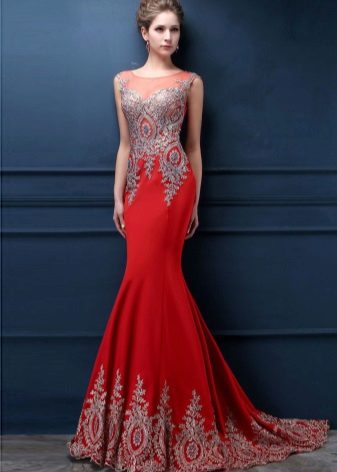 Robe de soirée rouge avec un train