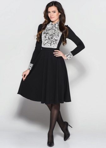 Robe noire Tatyanka avec des poignets en dentelle blanche et une poitrine en dentelle blanche