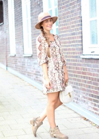 Robe tunique avec des sandales