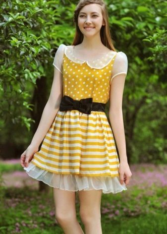 Robe à pois jaune avec ceinture noire