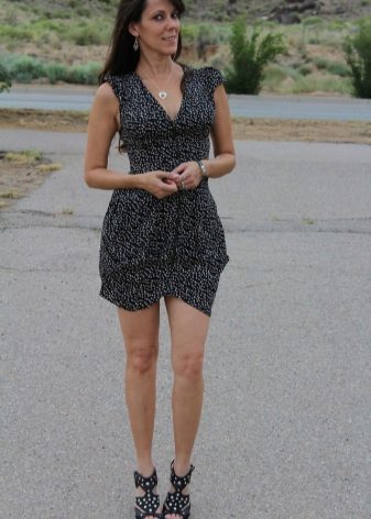 Robe à pois avec des sandales à pois