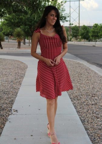 Robe à pois avec chaussures à pois