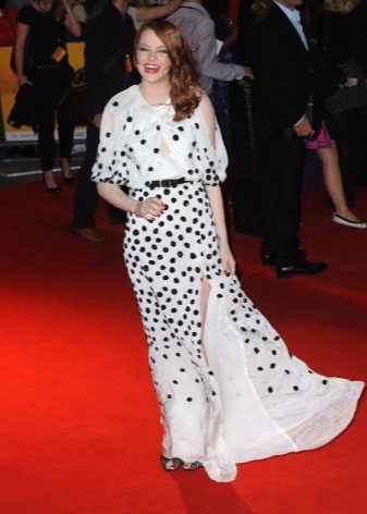 Longue robe blanche à pois noirs