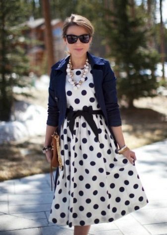 Robe blanche à pois noirs avec ceinture noire