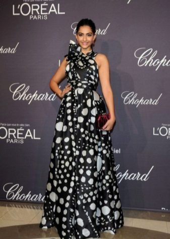 Robe longue noire à petits et grands pois blancs
