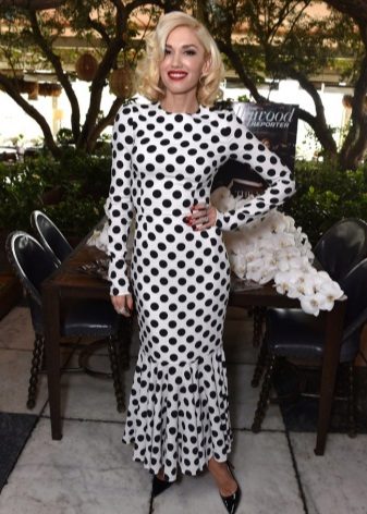 Robe longue blanche à pois noirs