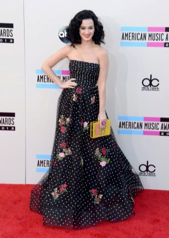 Longue robe noire avec un imprimé floral blanc à pois fins