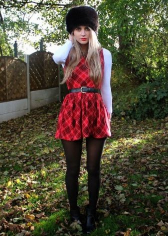 Portez un tartan rouge et noir (tartan) avec un cardigan blanc