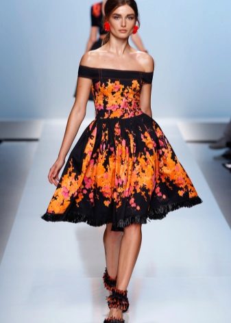 Robe noire et jaune dans le style
