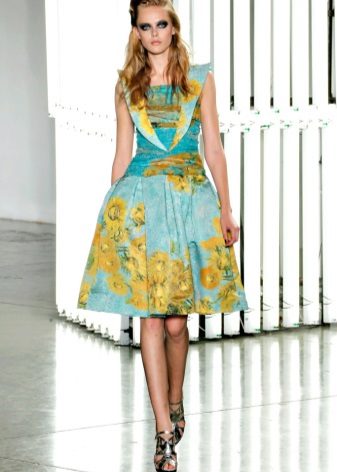 Robe de couleur élégante