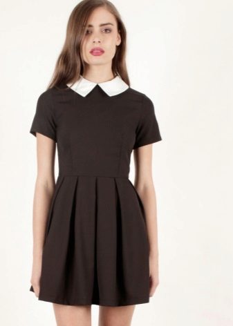 Robe avec une jupe plise pour le type de figure Poire