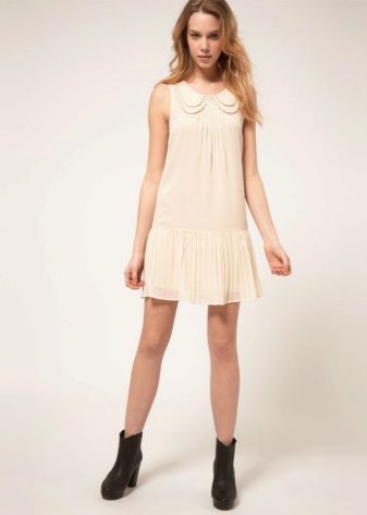 Robe avec une jupe plissée pour une figure de type triangle inversé
