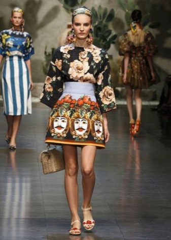 Robe courte à motifs floraux et ethniques