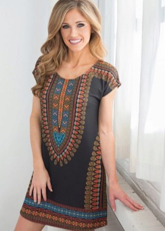 Robe avec un motif ethnique sur la poitrine