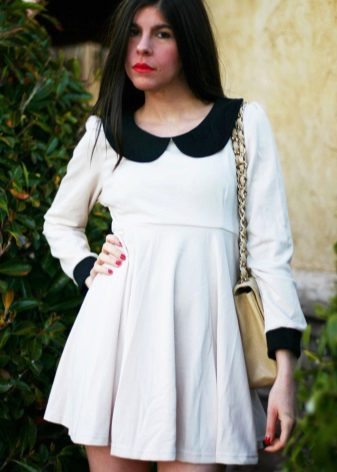 Robe blanche en maille à taille haute avec col et poignets noirs