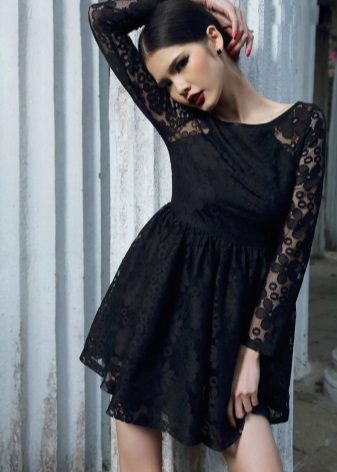Robe en dentelle noire à taille haute