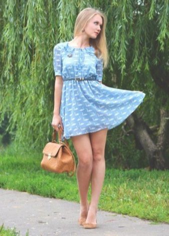 Robe à taille haute combinée avec des ballerines
