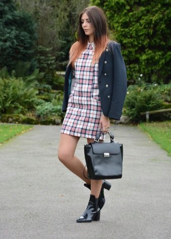 Veste à la robe dans une cage