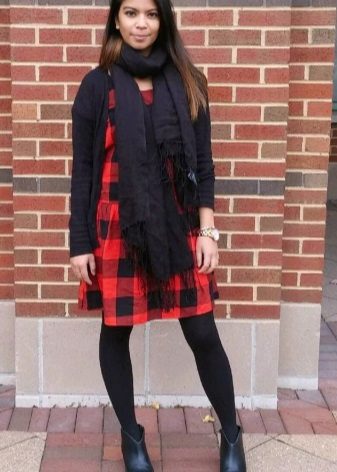 Accessoires noirs pour une robe à carreaux rouge-noir