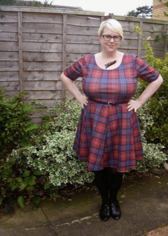 Robe à carreaux rouge avec une taille haute pour les femmes obèses