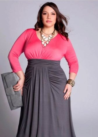 Une robe dans un sol avec un haut de couleur rose avec une longue manche et une jupe de couleur grise pour