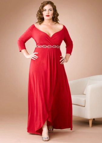Robe d'été rouge jusqu'au sol avec une jupe asymétrique et des manches longues pour
