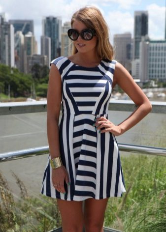 Robe à rayures horizontales et verticales noires et blanches