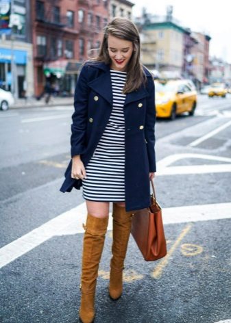 Manteau et bottes à une robe rayée