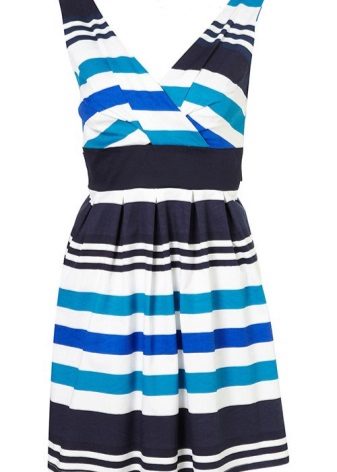 Robe à rayures bleues, noires et blanches