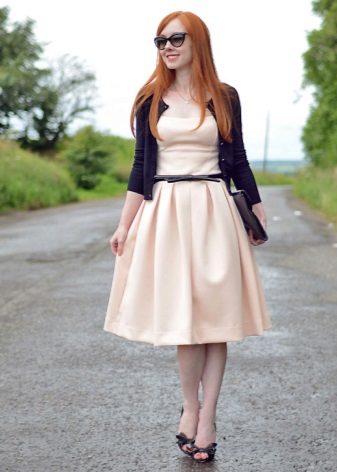 Robe décontractée beige à bretelle noire