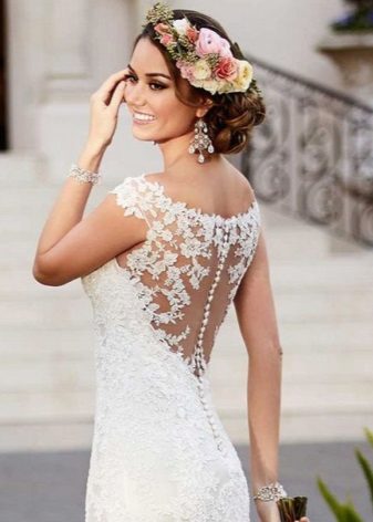 Bijoux en pierres pour une robe de mariée