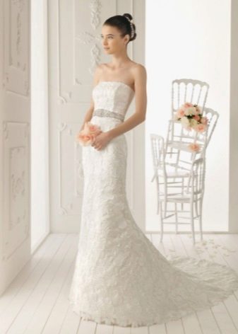 Cas de robe de mariée longue avec ceinture en argent