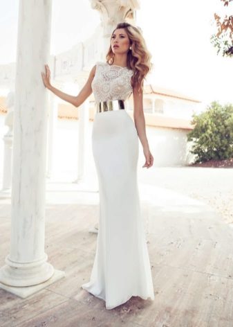 Cas de robe de mariée longue avec une ceinture d'or