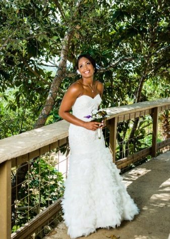 Bouquet de mariée à une robe de mariée avec une taille haute