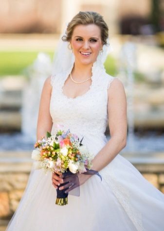 Bouquet de mariée à une robe de mariée avec une taille haute