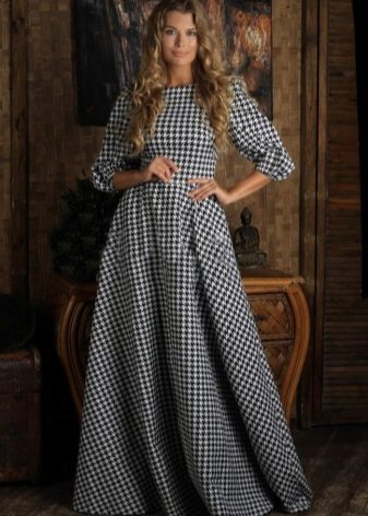 Robe longue jusqu'au sol, pieds nus avec une jupe moelleuse
