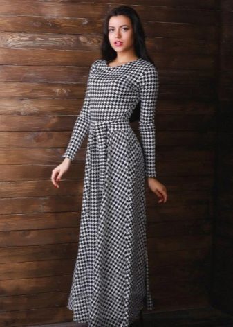 Robe longue pieds de corbeau avec ceinture