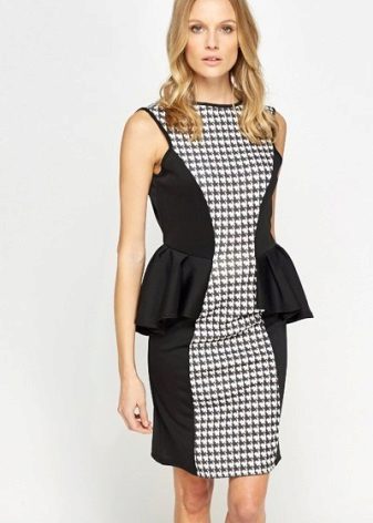 Robe en pied d'oie longueur mi-longue, associée à un tissu noir