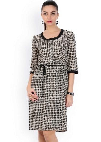 Robe jambes d'oie coupe droite de longueur moyenne sur la ceinture