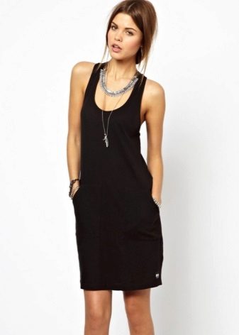 Robe noire t-shirt longueur moyenne
