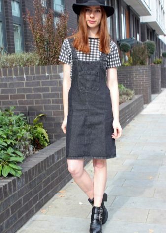 Robe-robe en combinaison avec un t-shirt et un chapeau