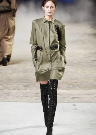 Robe courte de style militaire avec des bottes