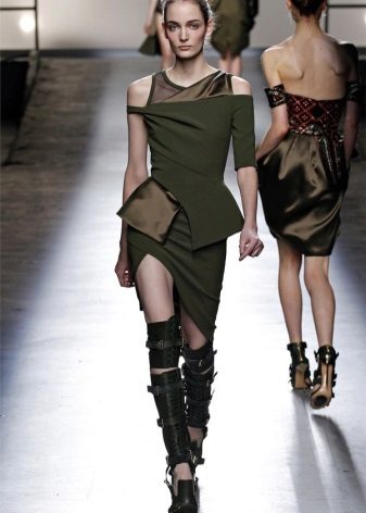 Robe asymétrique de style militaire avec des bottes hautes à la ceinture