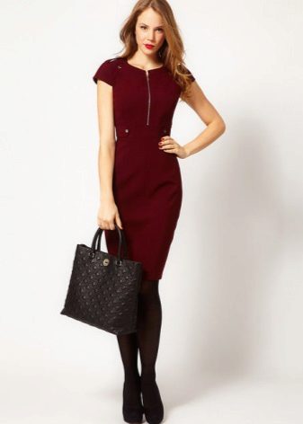 Robe bourgogne de style militaire de longueur moyenne