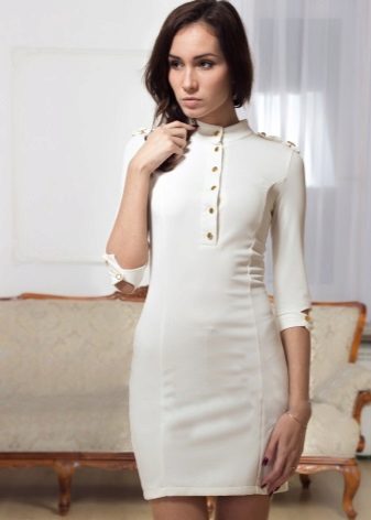 Robe blanche de style militaire