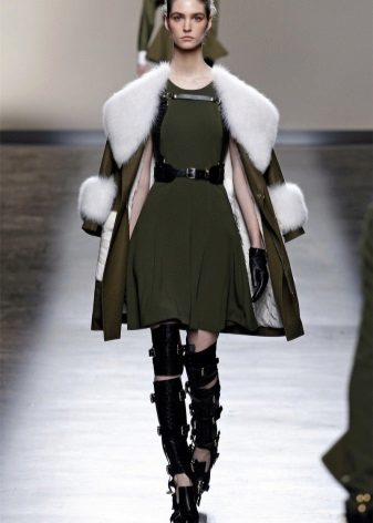 Manteau avec fourrure et poignets à la robe de style militaire