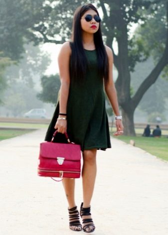 Robe écarlate à style militaire
