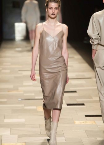 Robe beige en cuir écologique
